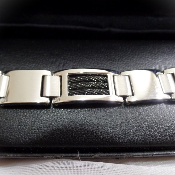 Men\'s stainless steel and black steel cable bracelet